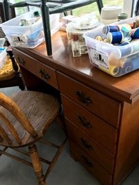 Cute Sewing Machine w/Cabinet...