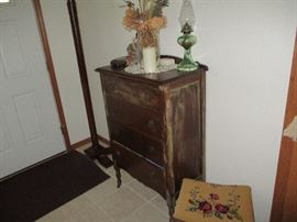 ther eis stuff in the drawers.