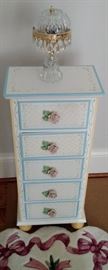 Small decorative 5 drawer chest of drawers, perfect for a little girl's bedroom