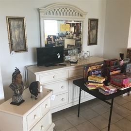 White Bedroom Set (dresser, mirror, 2 nightstands)