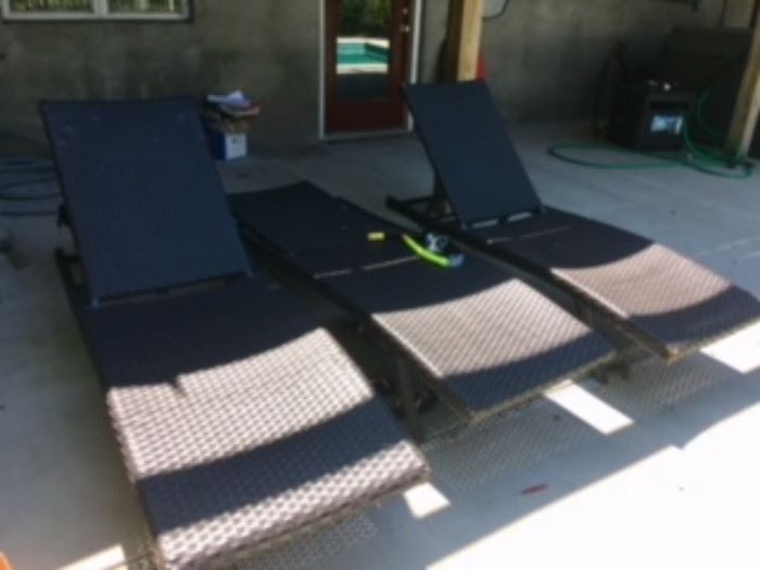 Outdoor Lounge Chairs (4)