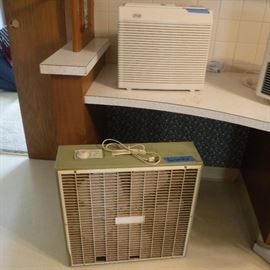  Air Cleaner and Box Fan         http://www.ctonlineauctions.com/detail.asp?id=739817