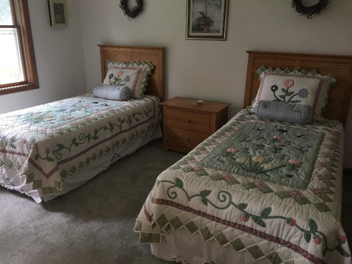 Thomasville bedroom furniture twin beds + nightstand and dresser w/ mirror