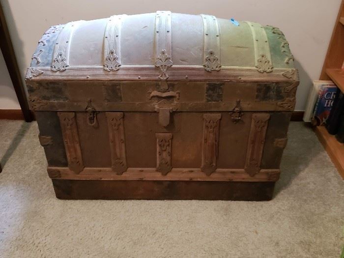 Dome top steamer trunk