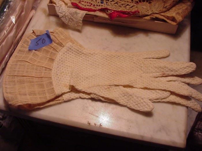 Knitted gloves with fancy cuff
