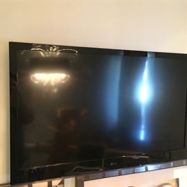 Flat screen TV with wall mount from HG