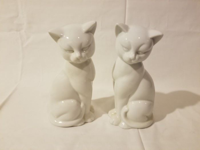 Pair of cat figurines 