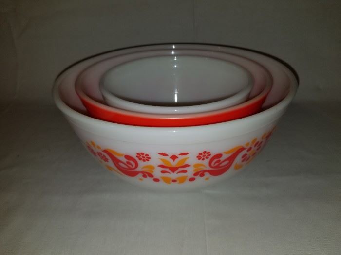 Vintage pyrex bowls