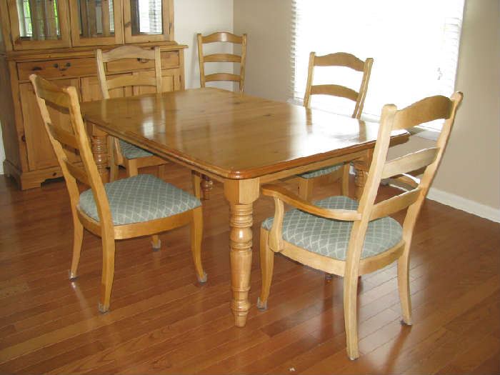 Pennsylvania House dining table/chairs. Two leaves and pads.
