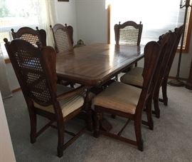 Nice dining table w/6 chairs and 2 extensions