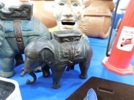 Mechanical elephant bank