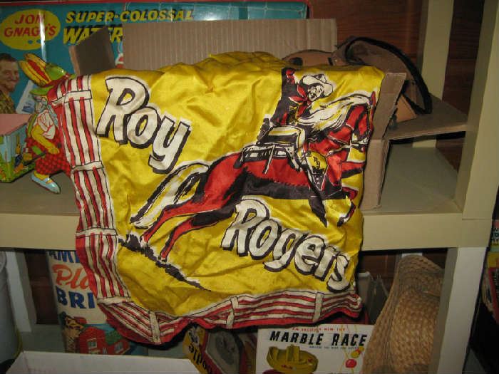 box of Roy Rogers : scarf, holsters (no guns), horseshoe ring toss
