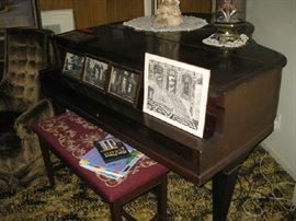 baby grand piano