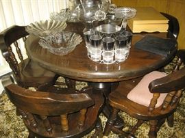 table also has 2 additional leaves