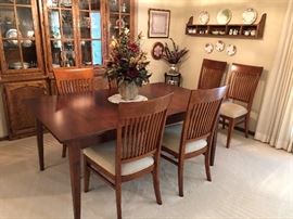 Ethan Allen American Classics Dining Room Table and Chairs - Comes with 2 additional leaves
