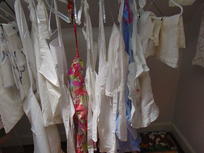 Vintage aprons, including a number of liens pieces