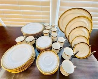 By Appointment To Her Majesty The Queen PARAGON ATHENA  Fine Bone China Made in England ATHENA.  5 Piece Place Setting x 12  ** PLUS ** MATCHING   15" Oval Serving Platter. 