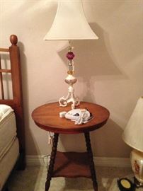 Antique Parlor Table - super cute lamp