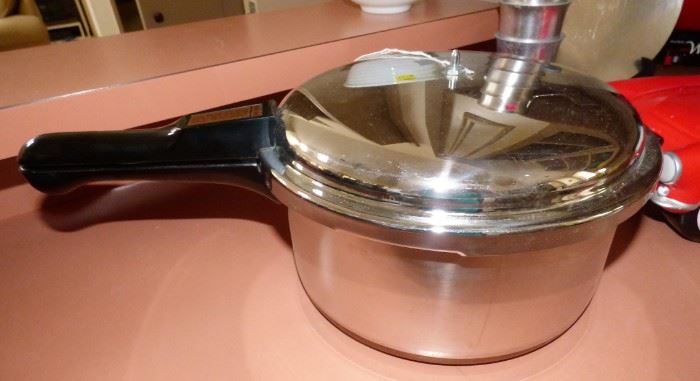 Revere Ware Pressure Cooker (jiggler is inside)