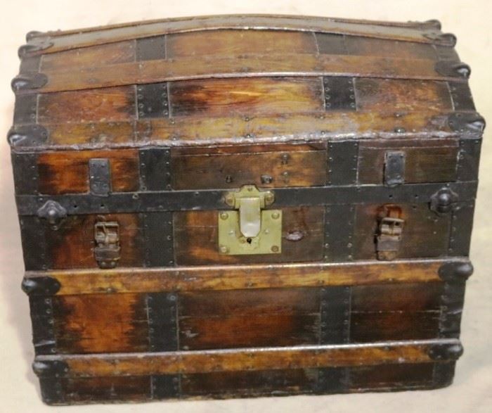 Wooden dome top trunk