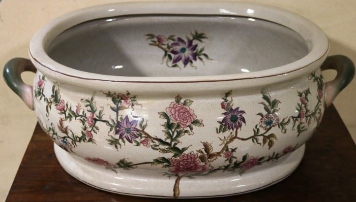 Porcelain tub