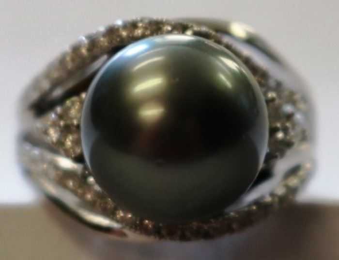 14KT white gold Tahitian Pearl and diamond ring