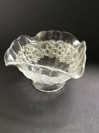 Glass Bowl on Foot     https://ctbids.com/#!/description/share/32580
