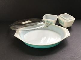 Pyrex Lidded Casserole Dish & Storage Containers  https://ctbids.com/#!/description/share/33116   