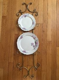 2 Lido WS George Decorative Plates w/ Holder      https://ctbids.com/#!/description/share/32693