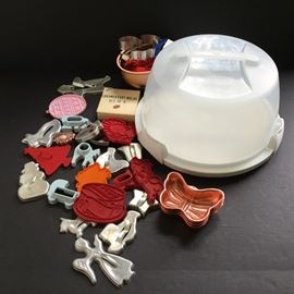 Assorted Cookie Cutters, Molds, Cake Taker Storage     https://ctbids.com/#!/description/share/33143