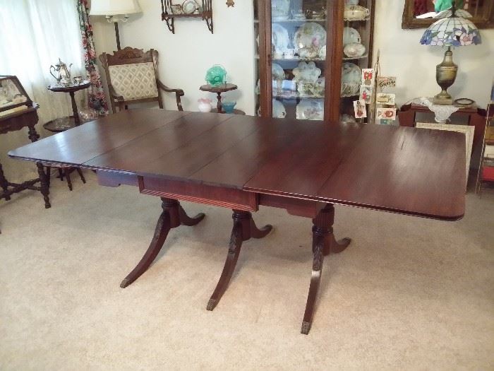 Duncan Phyfe dining table with 2 leaves - it is like new