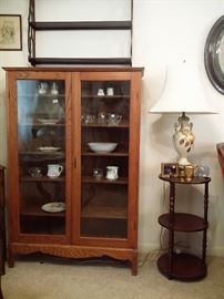 Antique oak bookcase, lamp table & lamp