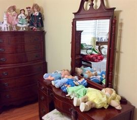 Dolls, gorgeous traditional bedroom furniture 