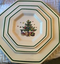 Nikko Christmas Time Place Setting (8) 5 Piece Place Settings Plus Covered Veg, Platters, Glasses & More Available