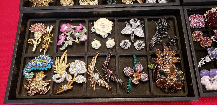 BROOCHES 