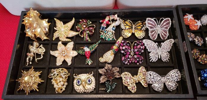 BROOCHES 