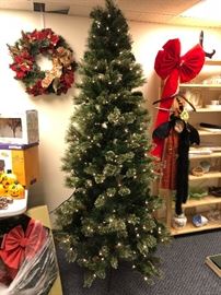 Here's the other tree.  This one took about two minutes to put together.  Wow.