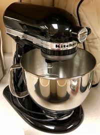 Wonderful KitchenAid mixer, includes a glass bowl as well and accessories.