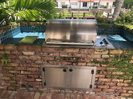 Outdoor barbecue grill