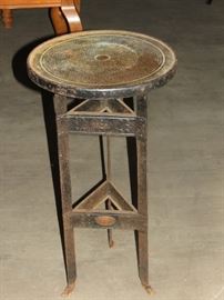 VERY COOL DECO METAL STAND.