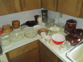 Kitchen and glassware items