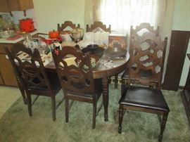 Dining room table, 6 chairs and 2 leaves