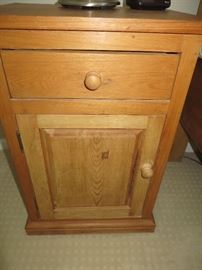 SINGLE DRAWER NIGHTSTAND 
WITH LOWER CABINET
