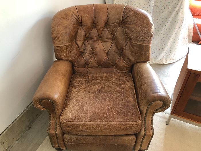 LEATHER RECLINER CHAIR
BARCALOUNGER

