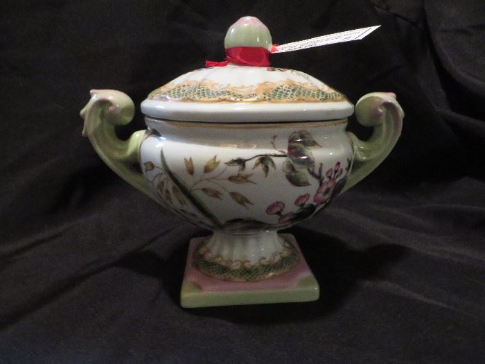  CHINESE URN WITH HANDLES
