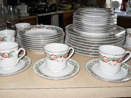 Sanyo Noel dinnerware