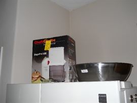 Chef's Choice BagelPro New in box, mixing bowl