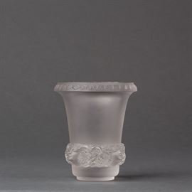 A LALIQUE QUATRE TÊTES FEMMES ET RAISINS VASE