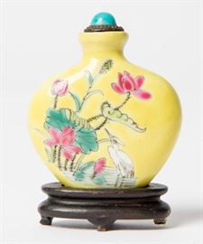 A CHINESE QIANLONG MARKED SNUFF BOTTLE WITH BIRD