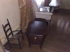Large early 19th century American cellaret with lines heads and wheels